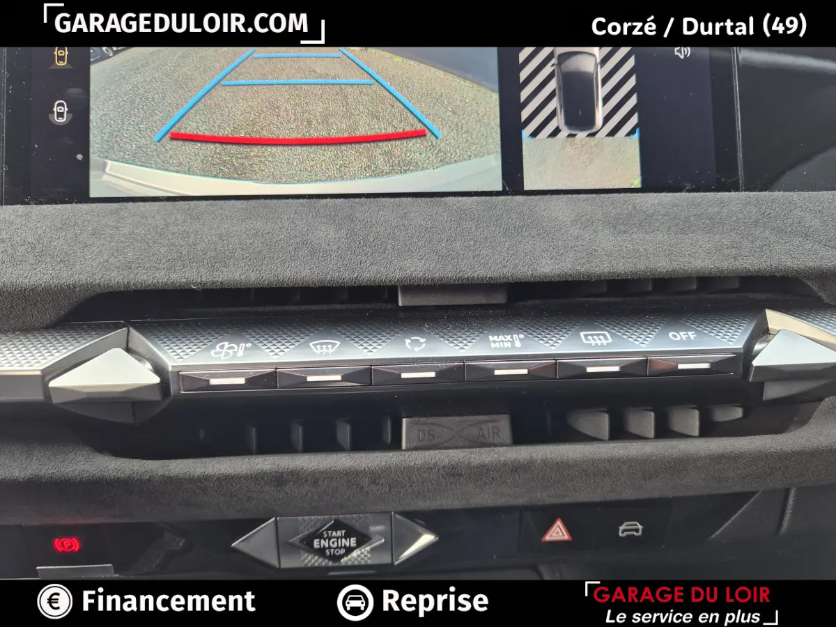 Gros plan sur la console centrale du DS4 beige 2024, avec commandes climatisation et écran de caméra de recul visible.