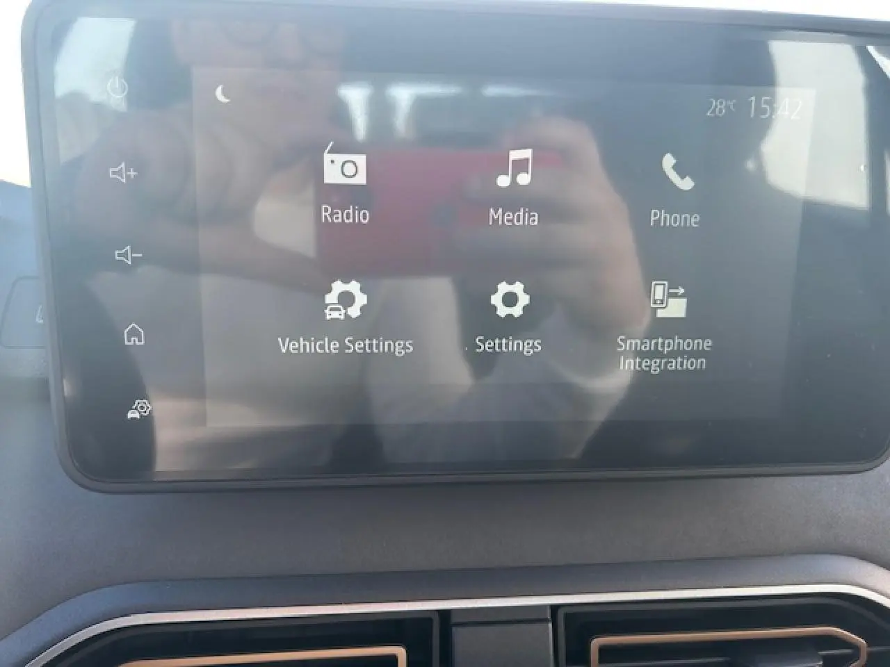 Écran tactile 8 pouces du système Media NAV dans l'habitacle de la Dacia Sandero III Stepway noir nacré.