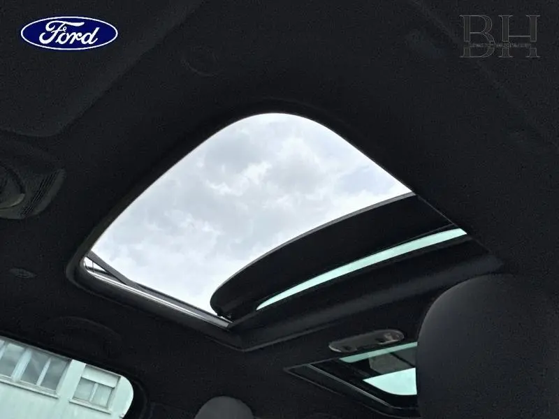 Toit ouvrant panoramique ouvert vu de l'intérieur d'un MINI Countryman Cooper D 2018 noir Midnight Black.