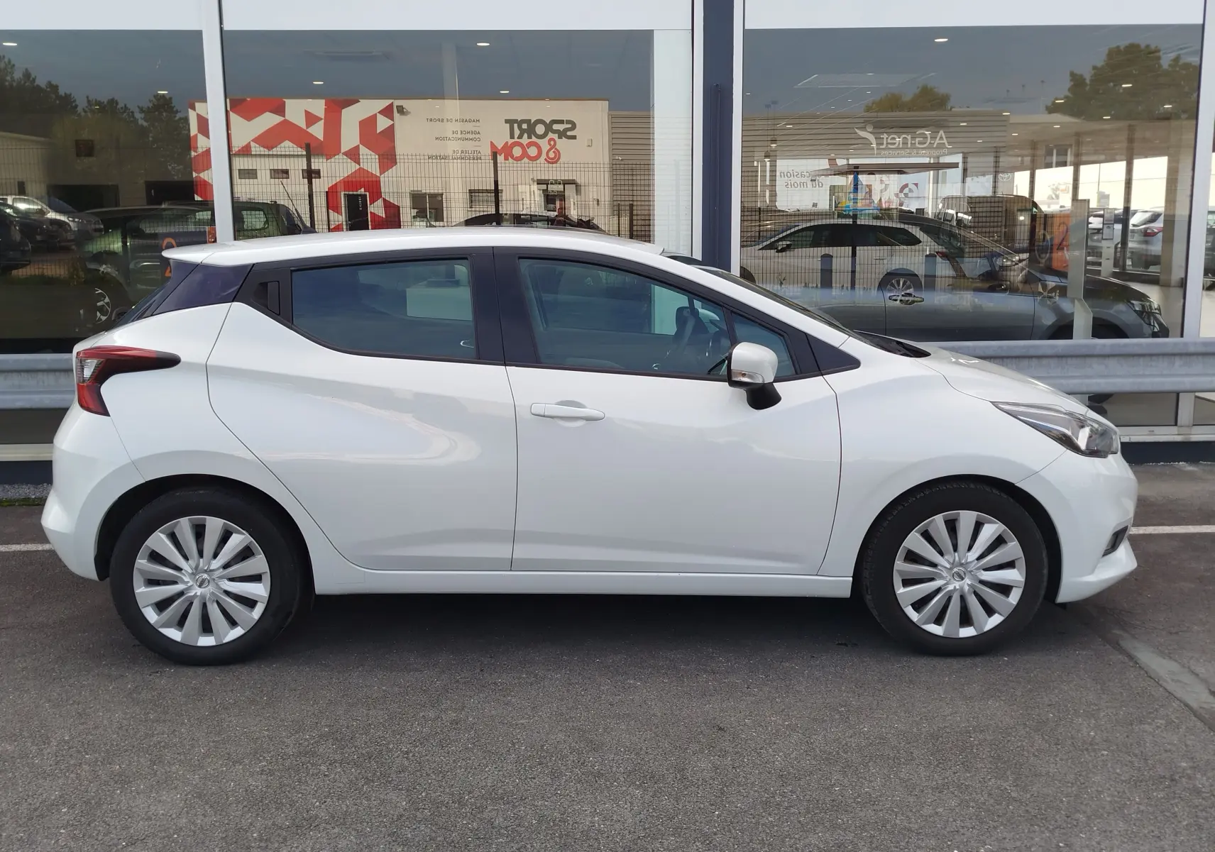 Profil côté droit d'une Nissan Micra blanche 2019, compacte avec jantes alliage et vitres teintées.