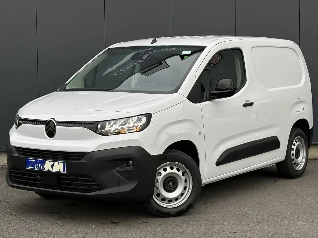 Citroën Berlingo Van blanc Icy en 3/4 avant droit avec pare-chocs noir et jantes tôles grises.