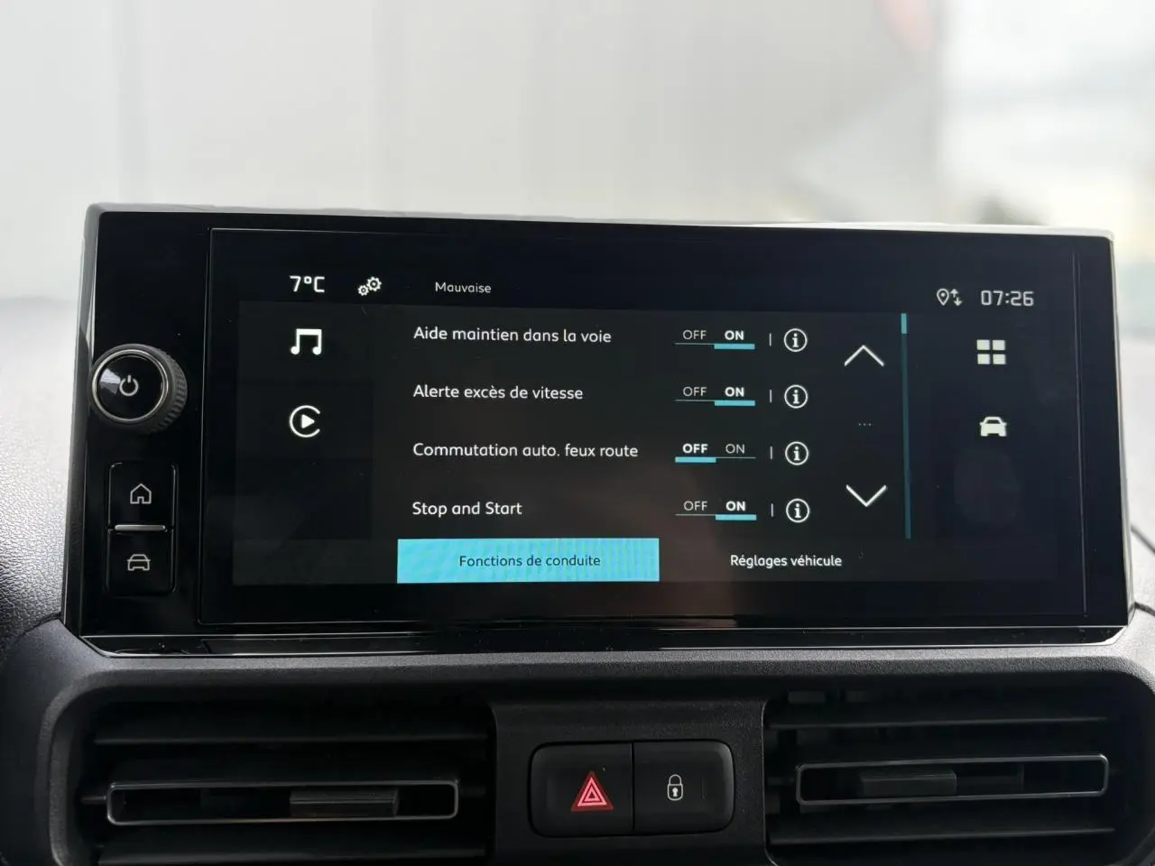 Écran tactile central du tableau de bord du Citroën Berlingo 2025 affichant les aides à la conduite.