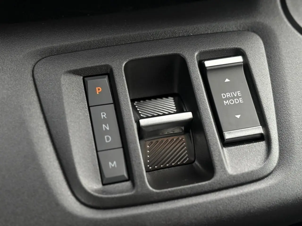 Gros plan sur la commande de boîte automatique et le sélecteur de mode de conduite du Citroën Berlingo blanc Icy 2025.