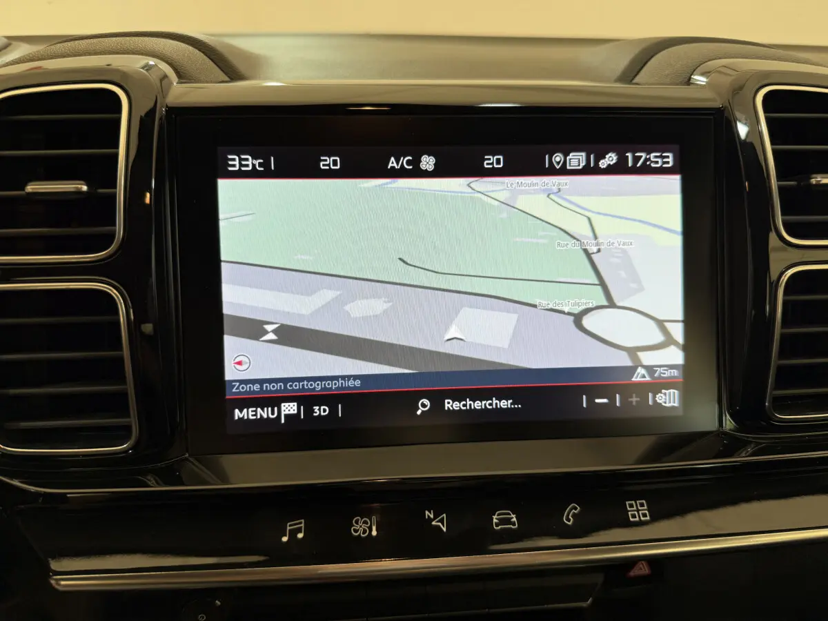 Écran tactile central du tableau de bord du Citroën C5 Aircross gris clair, affichant la navigation GPS en 3D.