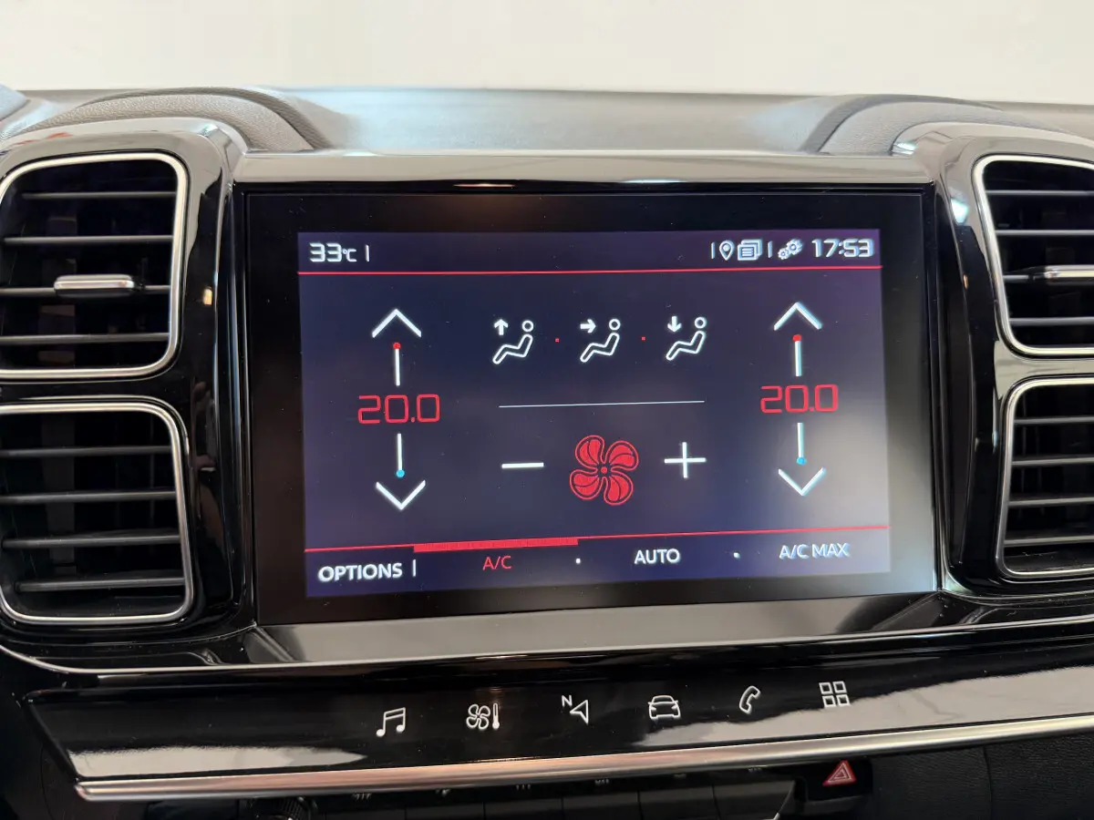 Écran tactile central du tableau de bord du Citroën C5 Aircross 2020 gris clair affichant la climatisation à 20°C en mode automatique.