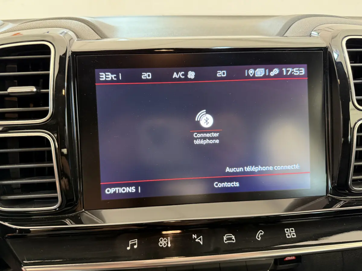 Écran tactile central du tableau de bord du Citroën C5 Aircross gris clair, affichant la connexion Bluetooth téléphone.