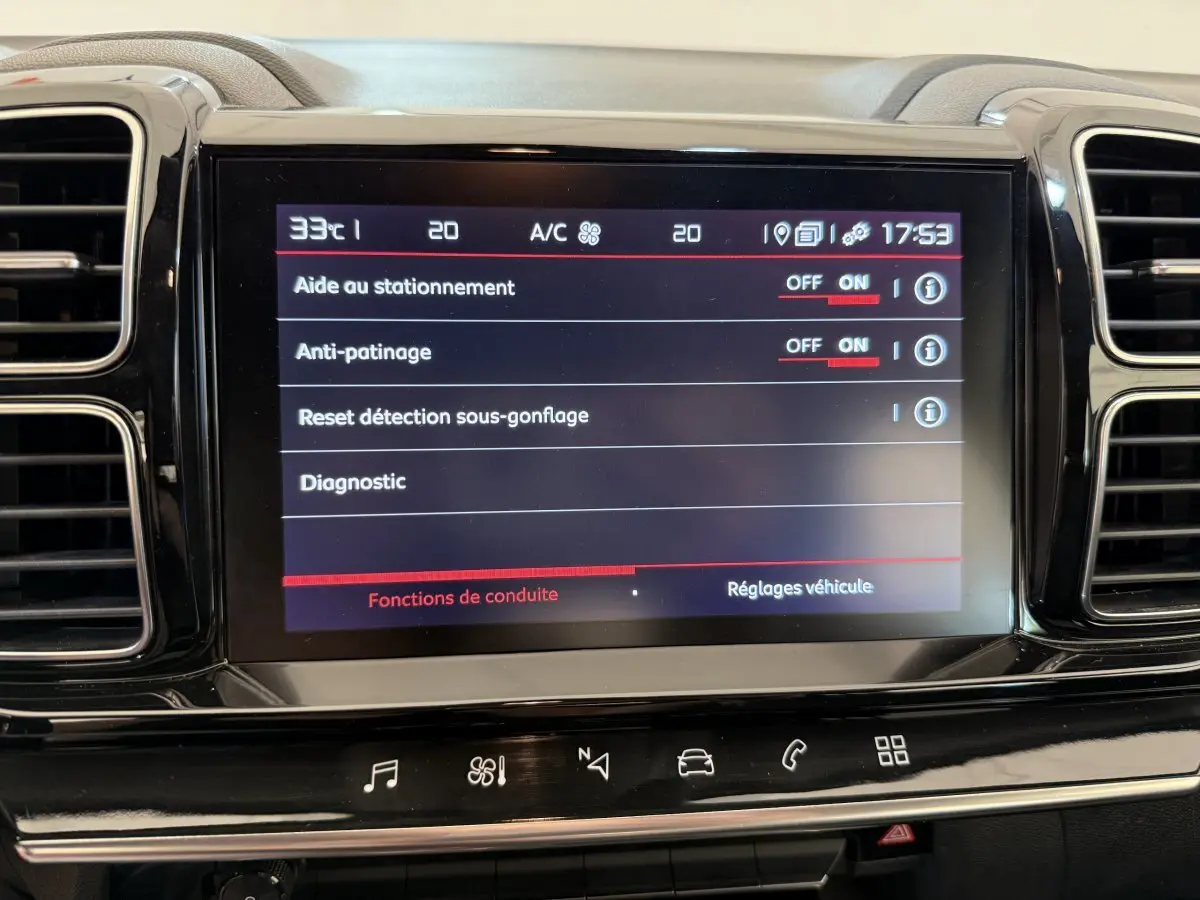 Écran tactile central du tableau de bord du Citroën C5 Aircross gris clair, affichant les réglages d'aide à la conduite.