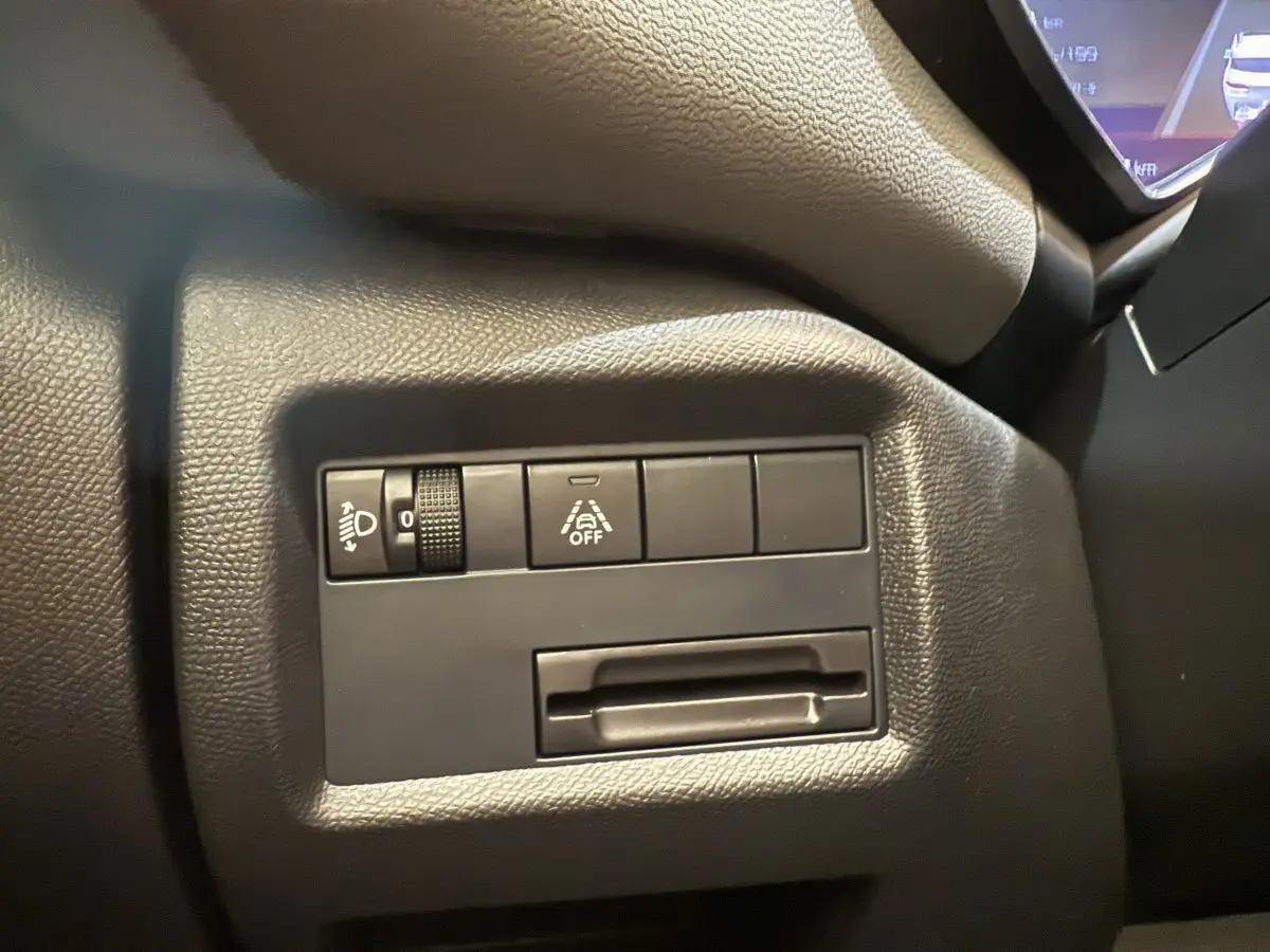 Gros plan sur les commandes noires du tableau de bord côté gauche du Citroën C5 Aircross gris clair 2020.