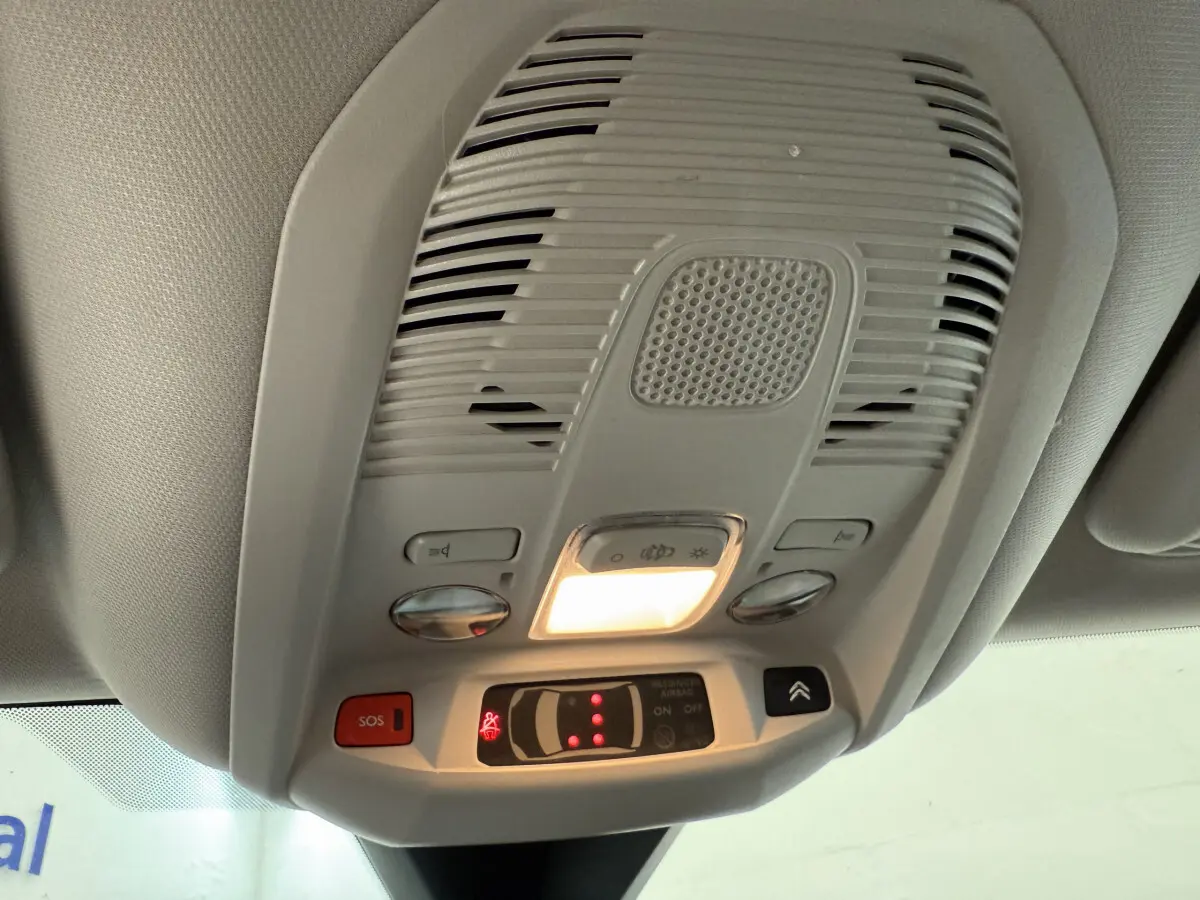 Plafonnier intérieur gris clair avec commandes lumineuses et bouton SOS du Citroën C5 Aircross 2020 Business Diesel.