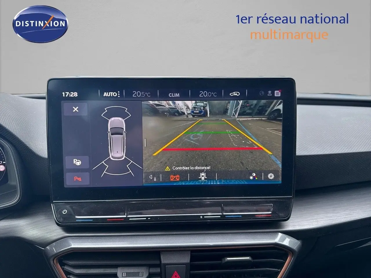 Écran central de la CUPRA LEON ST 2024 montrant la caméra de recul et les capteurs de stationnement.