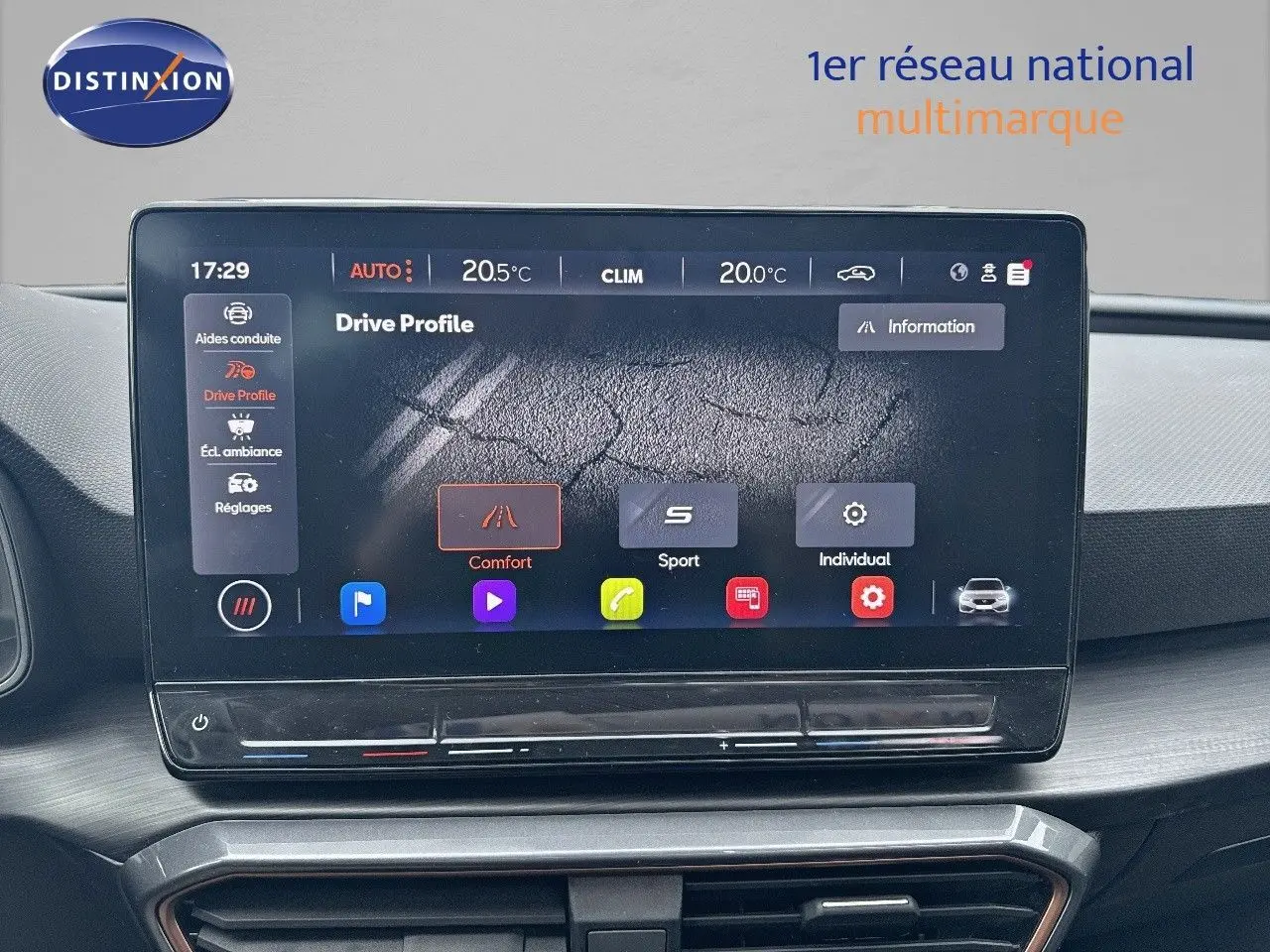 Vue rapprochée de l’écran tactile central du tableau de bord de la CUPRA LEON ST gris Magnetic Metal, affichant les modes de conduite.