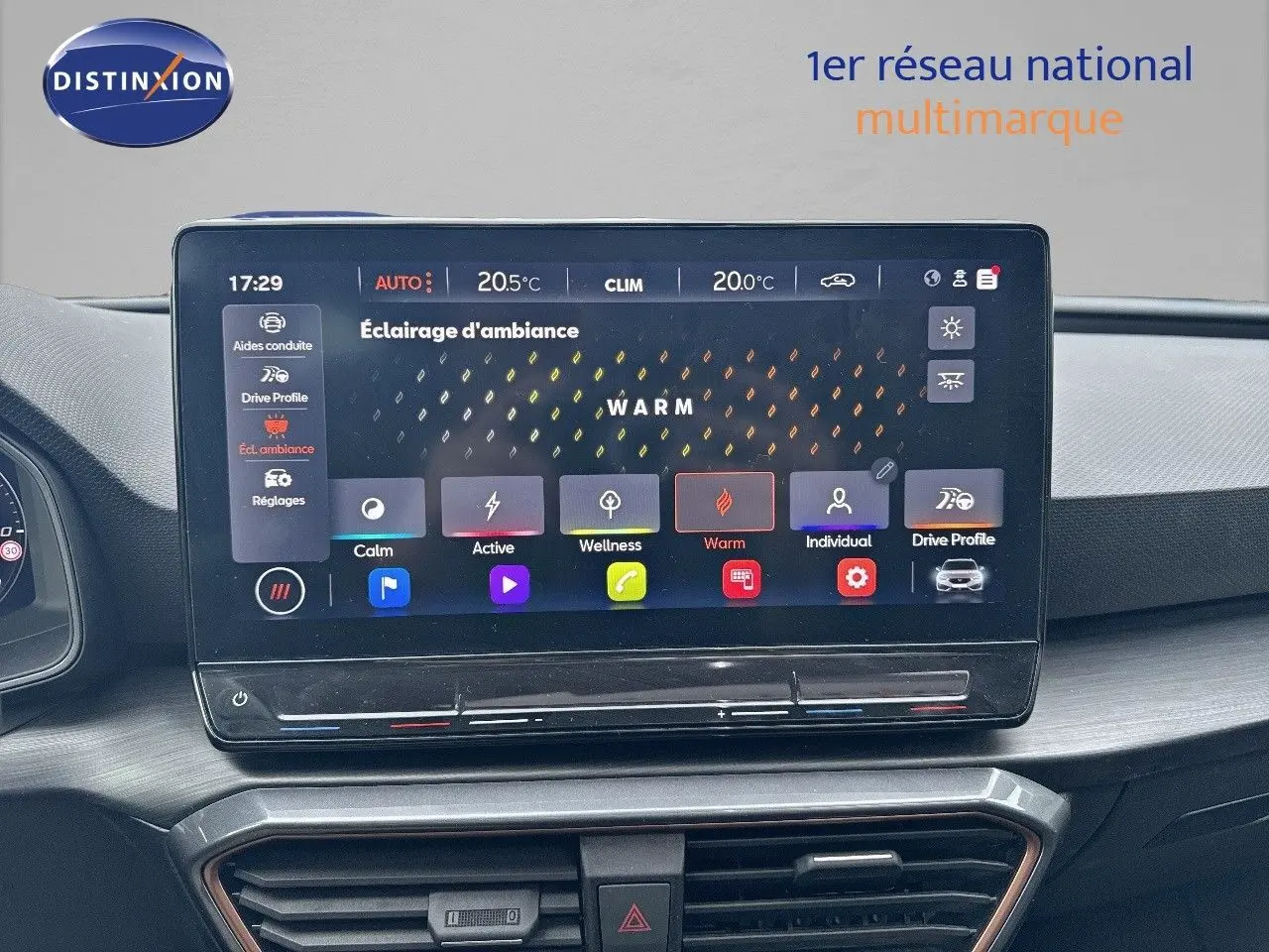 Écran tactile central affichant les réglages d’éclairage d’ambiance dans l’habitacle d’une CUPRA LEON ST 2024.
