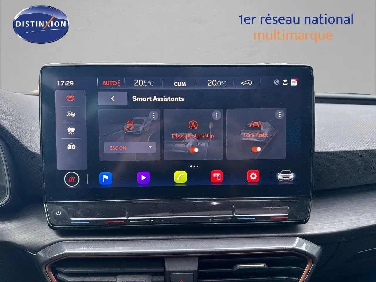 Vue intérieure centrée sur l'écran tactile du tableau de bord de la CUPRA LEON ST gris Magnetic Metal 2024.