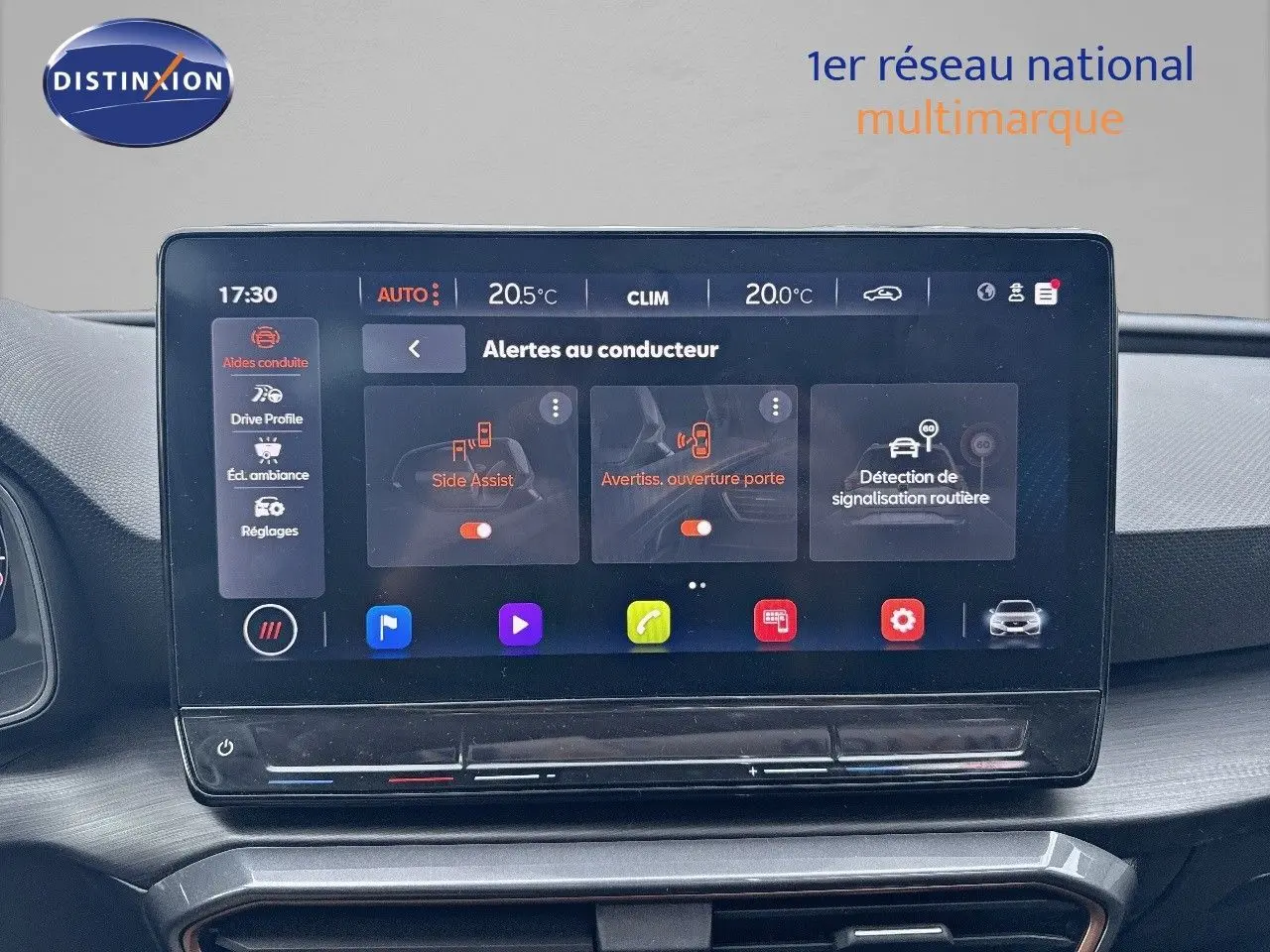 Écran tactile central affichant les alertes au conducteur dans l’habitacle d’une CUPRA LEON ST 2024.