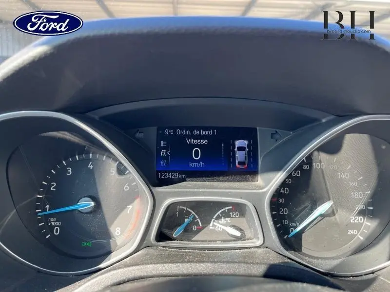 Vue rapprochée du tableau de bord de la Ford Focus blanc Glacier, affichant la vitesse à 0 km/h et le compteur kilométrique.