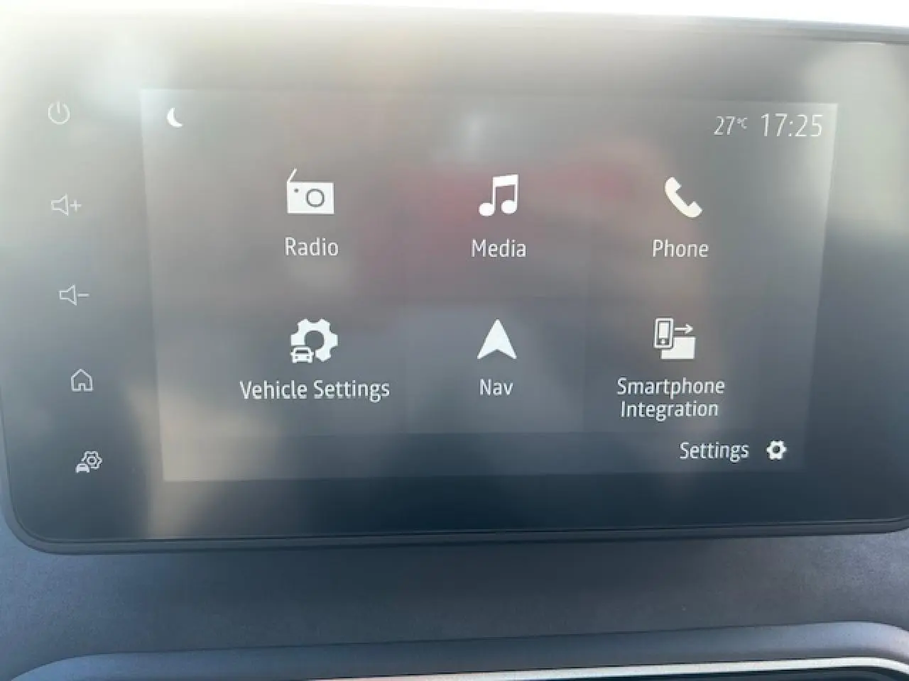 Écran tactile multimédia 8 pouces du tableau de bord de la Dacia Sandero III Stepway, interface en anglais.