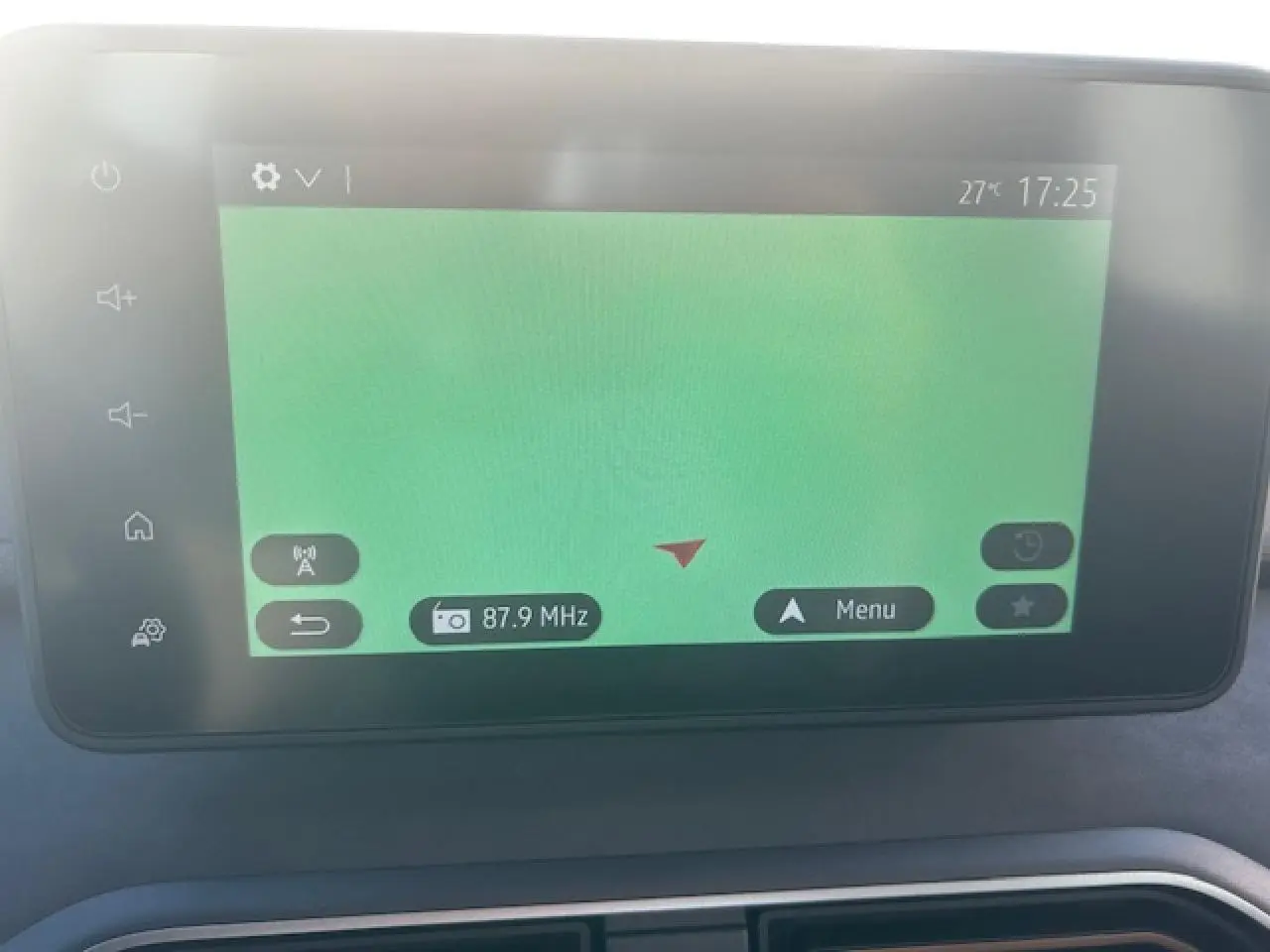 Écran tactile multimédia 8 pouces du tableau de bord de la Dacia Sandero Stepway beige Safari, affichant la navigation.