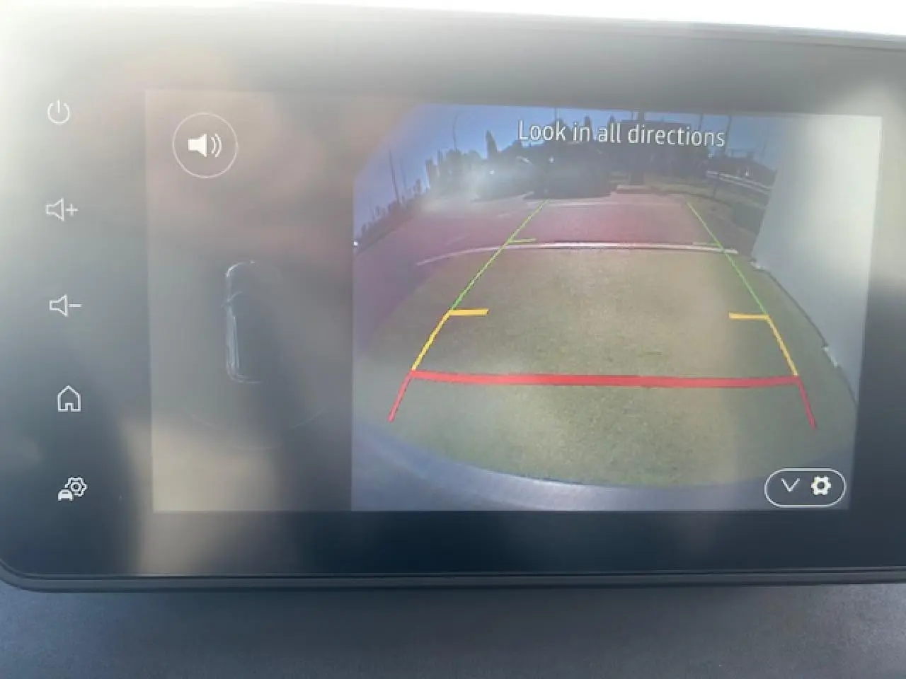 Écran tactile de la caméra de recul du Dacia Sandero Stepway 2025 affichant les lignes de guidage colorées.