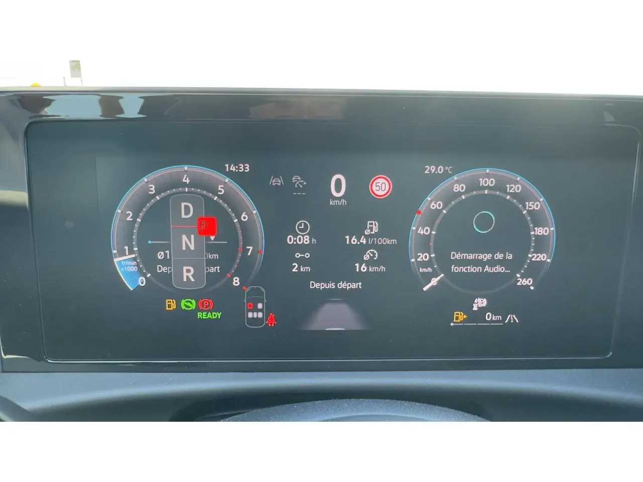 Tableau de bord numérique du Volkswagen T-Roc noir 2026 affichant vitesse, régime moteur et informations de conduite.