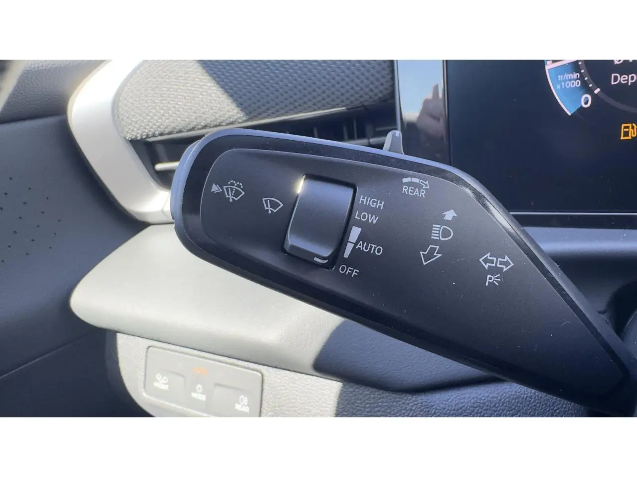 Gros plan sur la commande des essuie-glaces dans l'habitacle noir du Volkswagen T-Roc 2026.