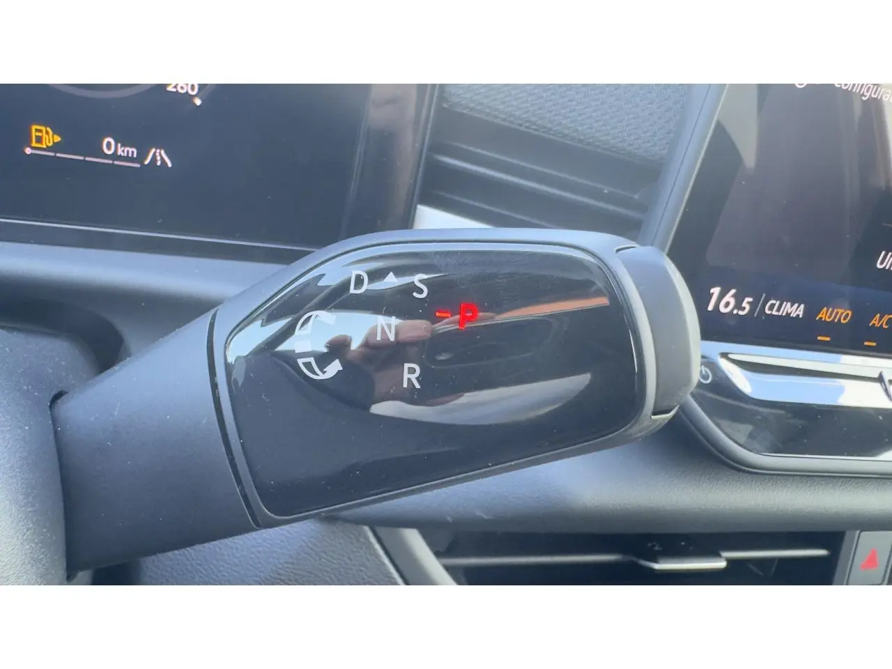 Levier de boîte automatique DSG7 en mode parking dans l'habitacle du Volkswagen T-Roc noir, vue rapprochée côté conducteur.