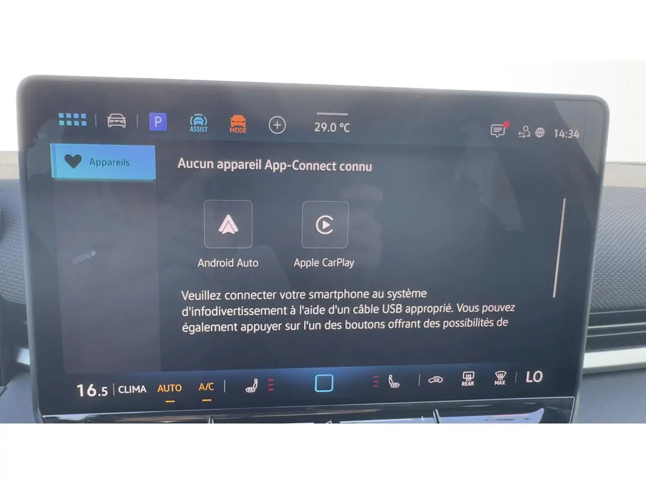 Écran tactile central du Volkswagen T-Roc noir, affichant les options Android Auto et Apple CarPlay.