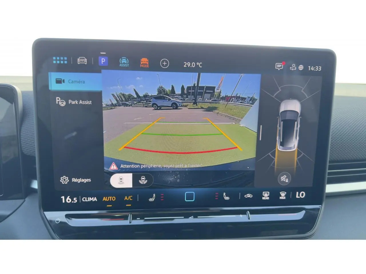 Écran tactile intérieur montrant la caméra de recul et l'assistance au stationnement du Volkswagen T-Roc noir.