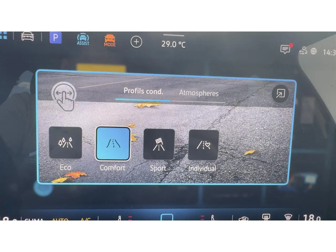 Écran tactile intérieur du Volkswagen T-Roc 2026 affichant les modes de conduite avec sélection sur "Comfort".