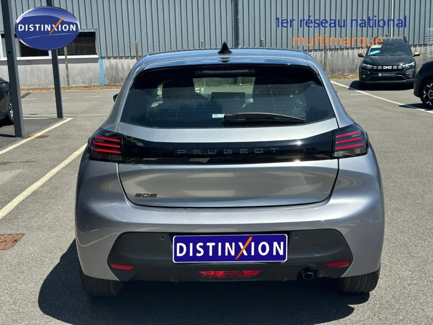 Vue arrière d'une Peugeot 208 gris Artense avec feux arrière LED et logo noir brillant sur le hayon.