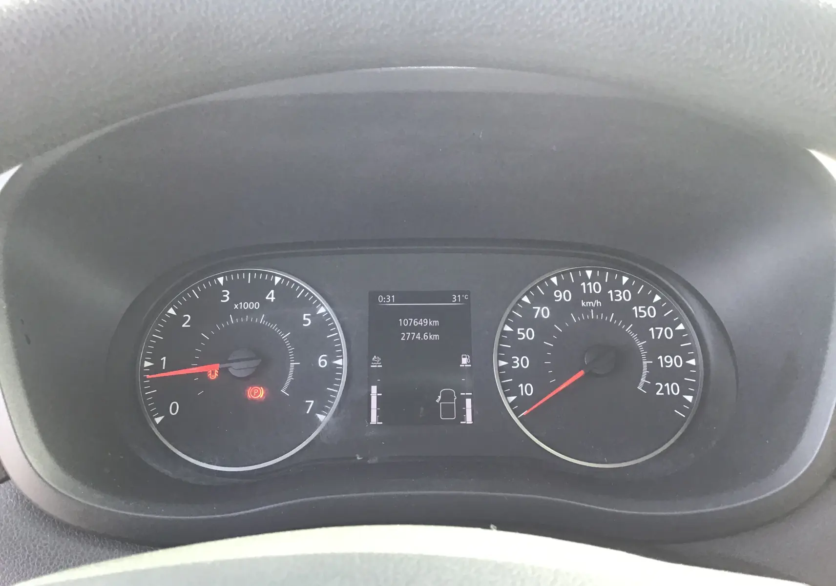 Vue rapprochée du tableau de bord de l'Opel Movano blanc, affichant le compteur de vitesse et le compte-tours.