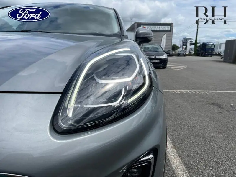 Gros plan sur le phare avant droit du Ford Puma gris Solar Métallisée, soulignant son design LED moderne.