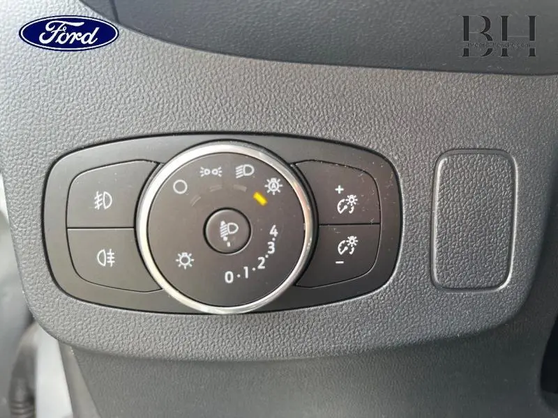 Gros plan sur le panneau de commandes d'éclairage intérieur gris du Ford Puma 2022, avec réglage des phares et intensité.