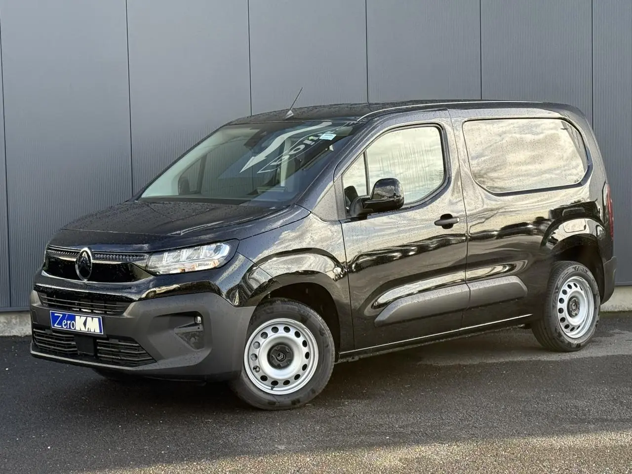 Citroën Berlingo Van noir Perla vu de 3/4 avant droit avec jantes tôles et portes tôlées arrière ouvertes à 180°