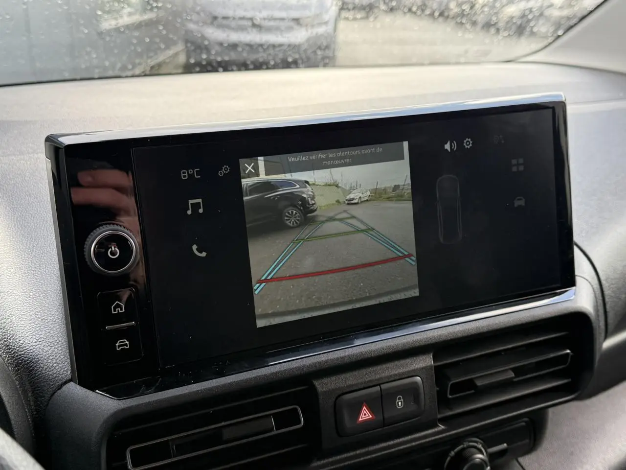 Écran tactile 10 pouces du Citroën Berlingo 2025 affichant la caméra de recul en intérieur noir.