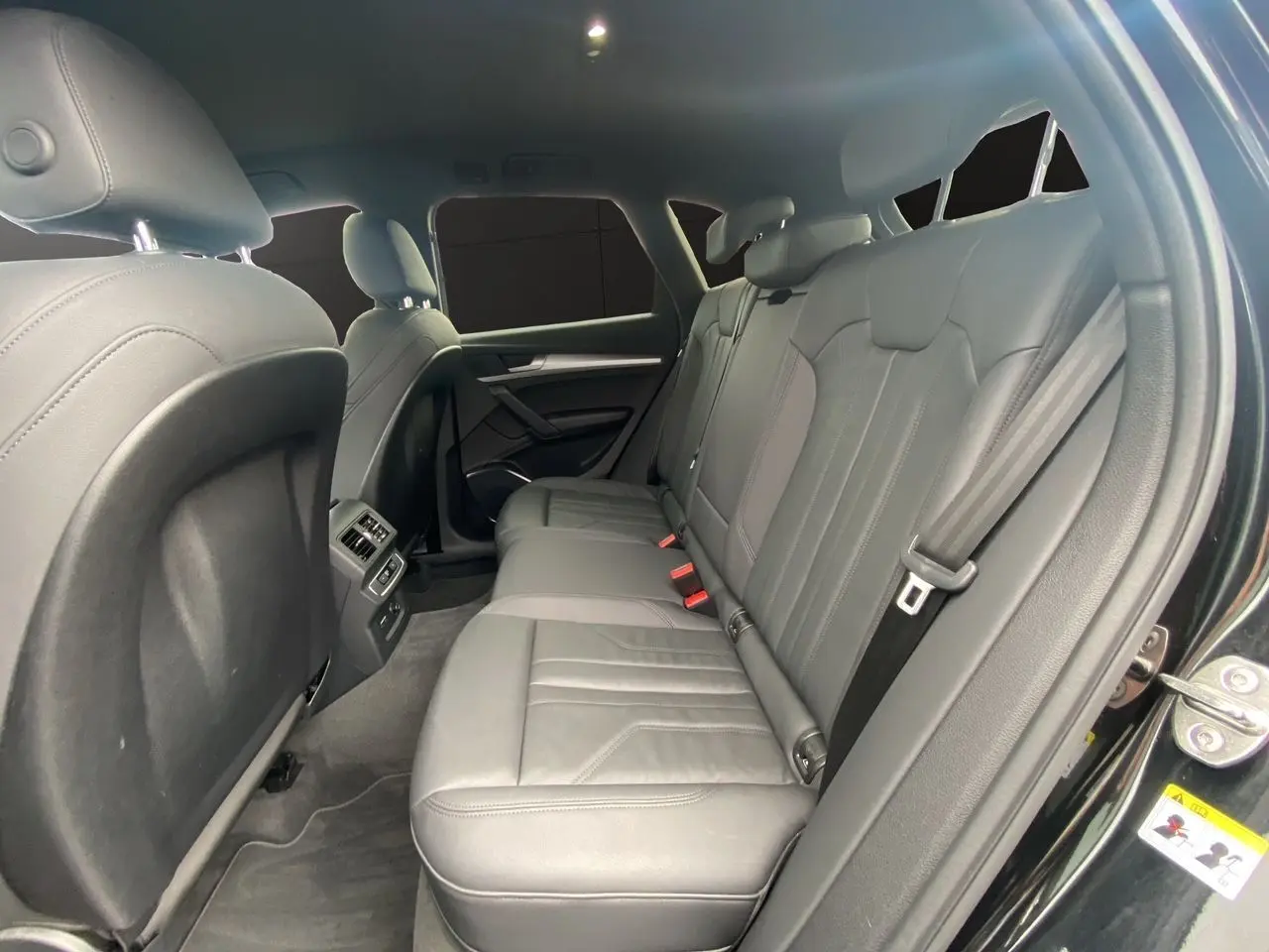 Vue intérieure côté droit des sièges arrière en cuir noir de l'Audi Q5 Business Edition S-Line 2022.