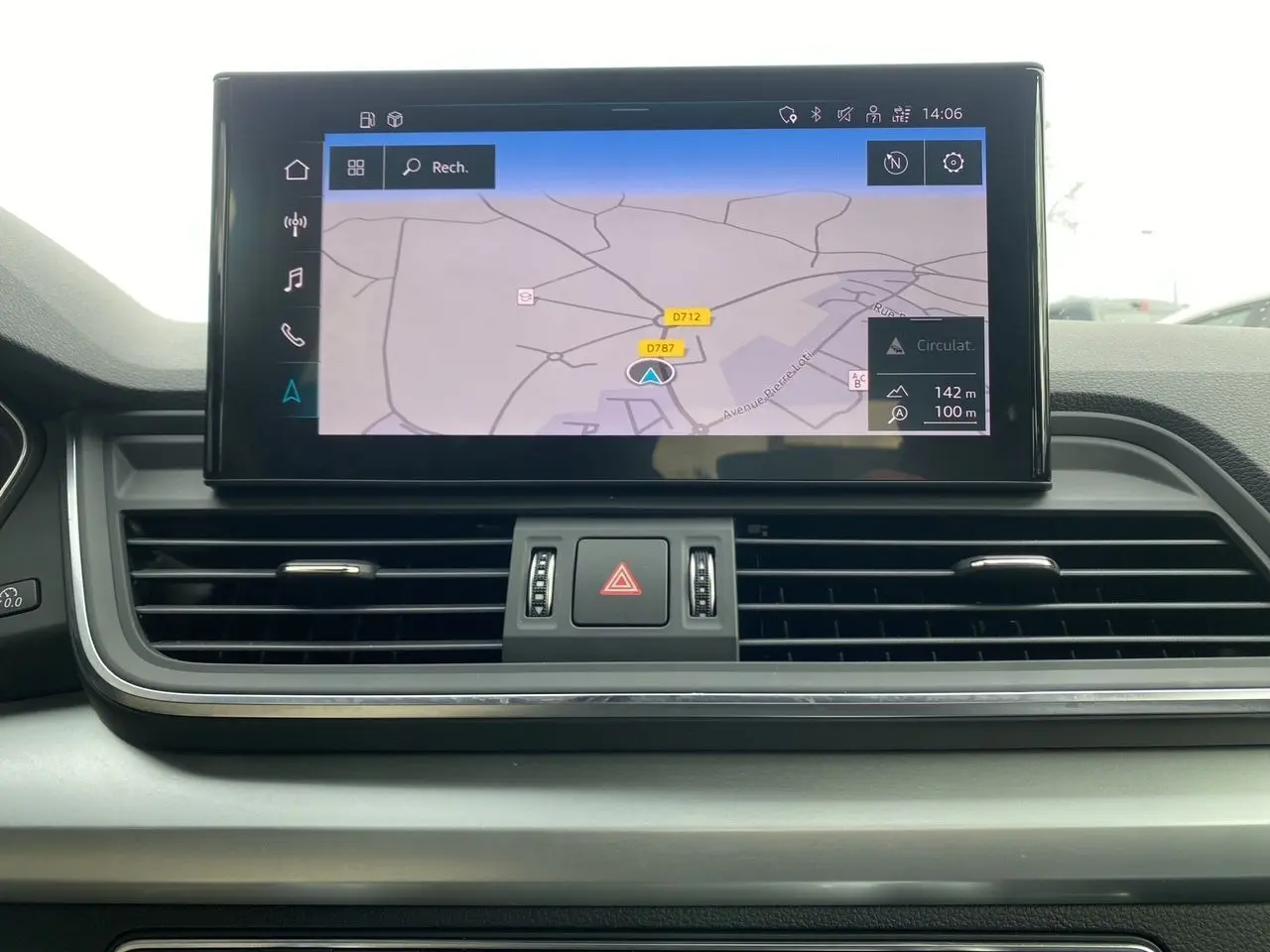 Écran tactile central affichant la navigation du tableau de bord de l’Audi Q5 Business Edition S-Line noir, vue intérieure frontale.