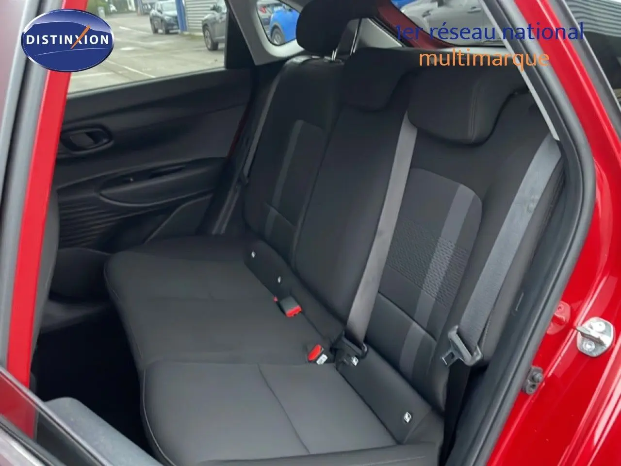 Vue intérieure sur la banquette arrière côté droit d’une Hyundai i20 rouge Dragon Metal avec sièges noirs en tissu.