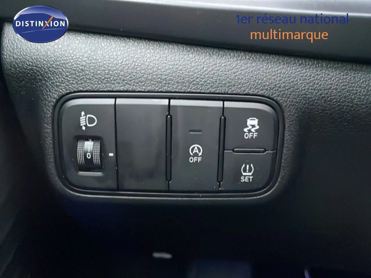 Gros plan sur les commandes noires du tableau de bord d'une Hyundai i20 rouge Dragon Metal, version 2025.