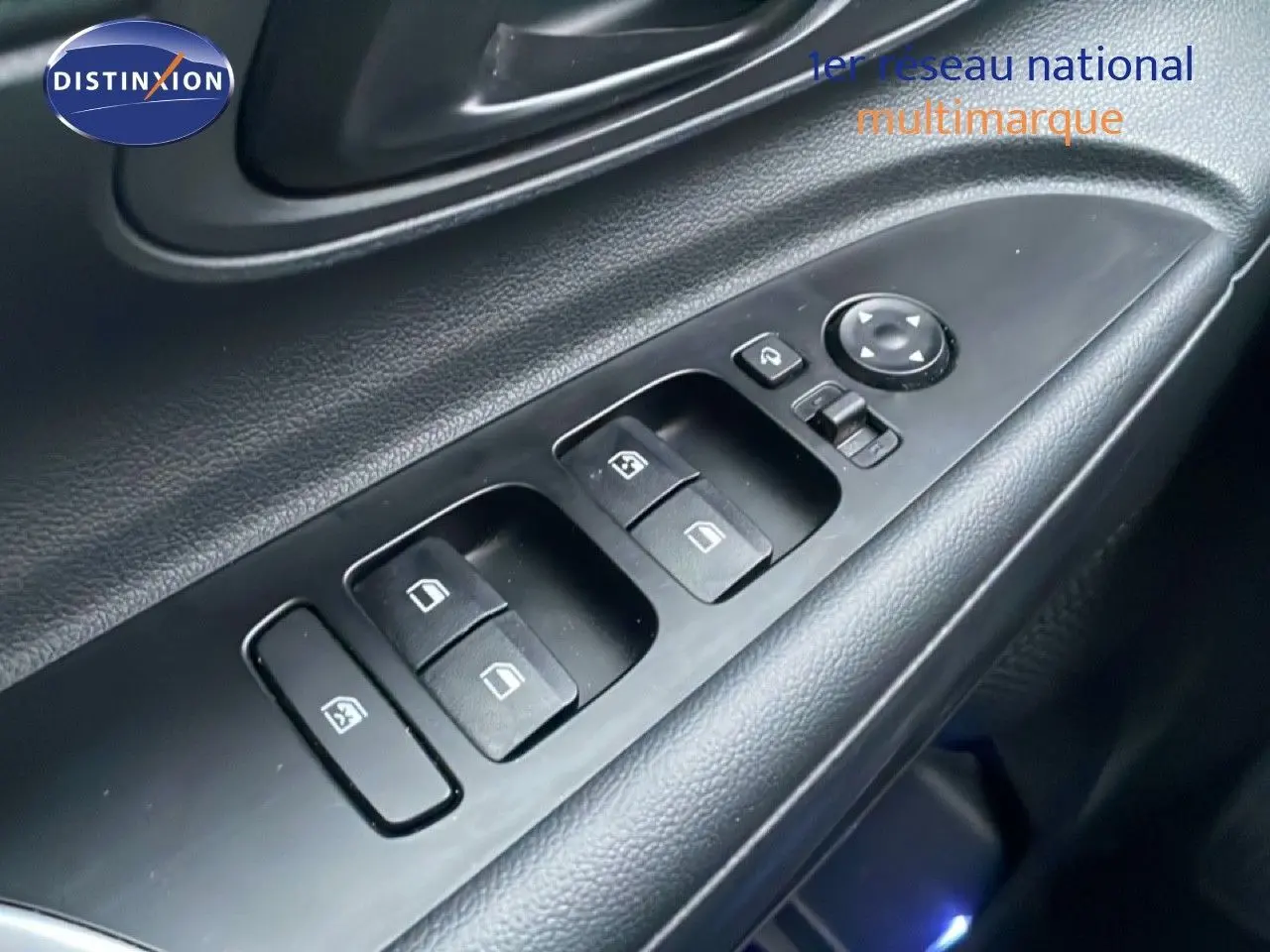 Gros plan sur les commandes des vitres électriques et rétroviseurs sur la porte côté conducteur d'une Hyundai i20 2025.