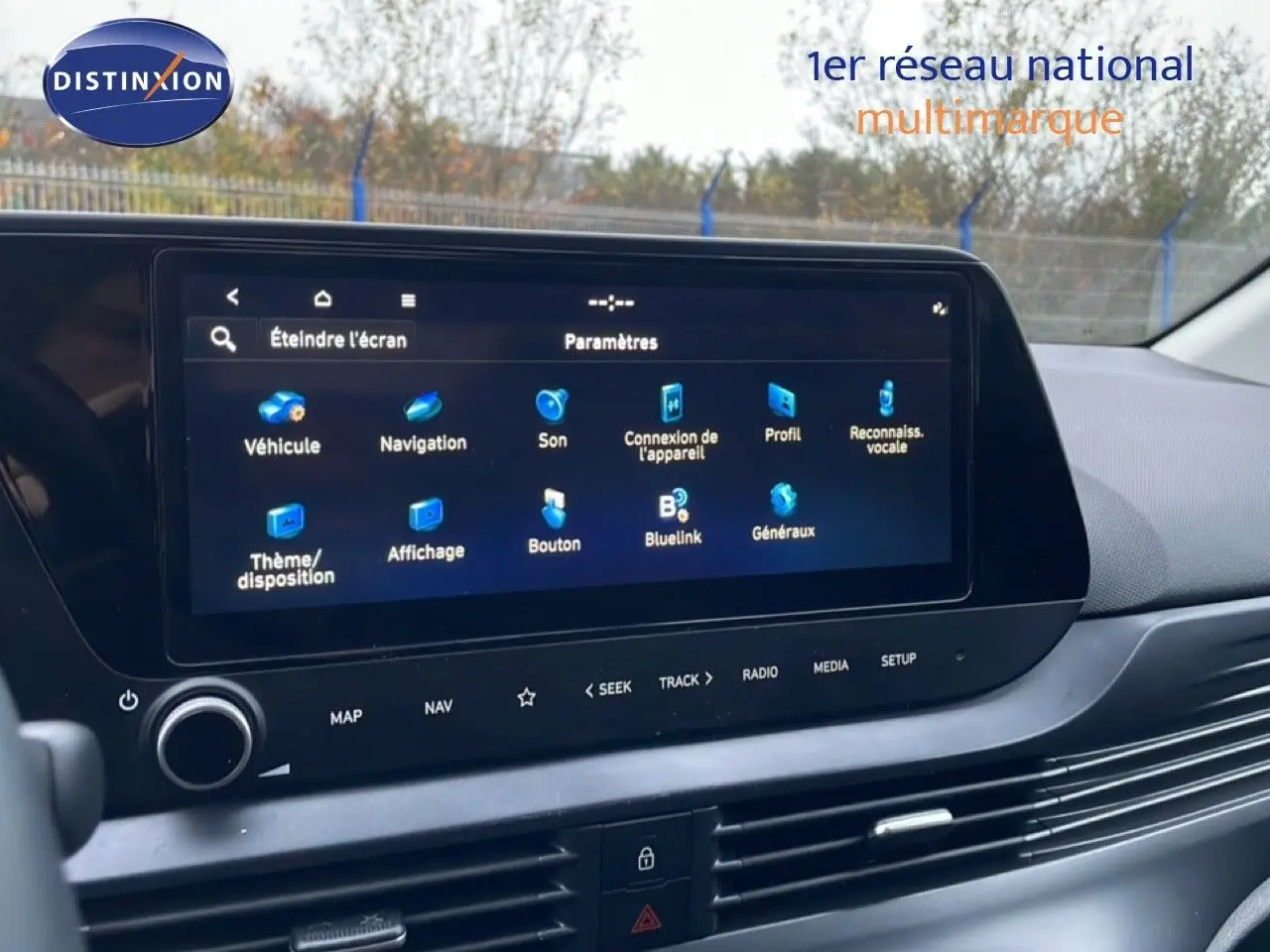 Vue rapprochée de l’écran tactile central du tableau de bord de la Hyundai i20 2025 avec interface de paramètres affichée.