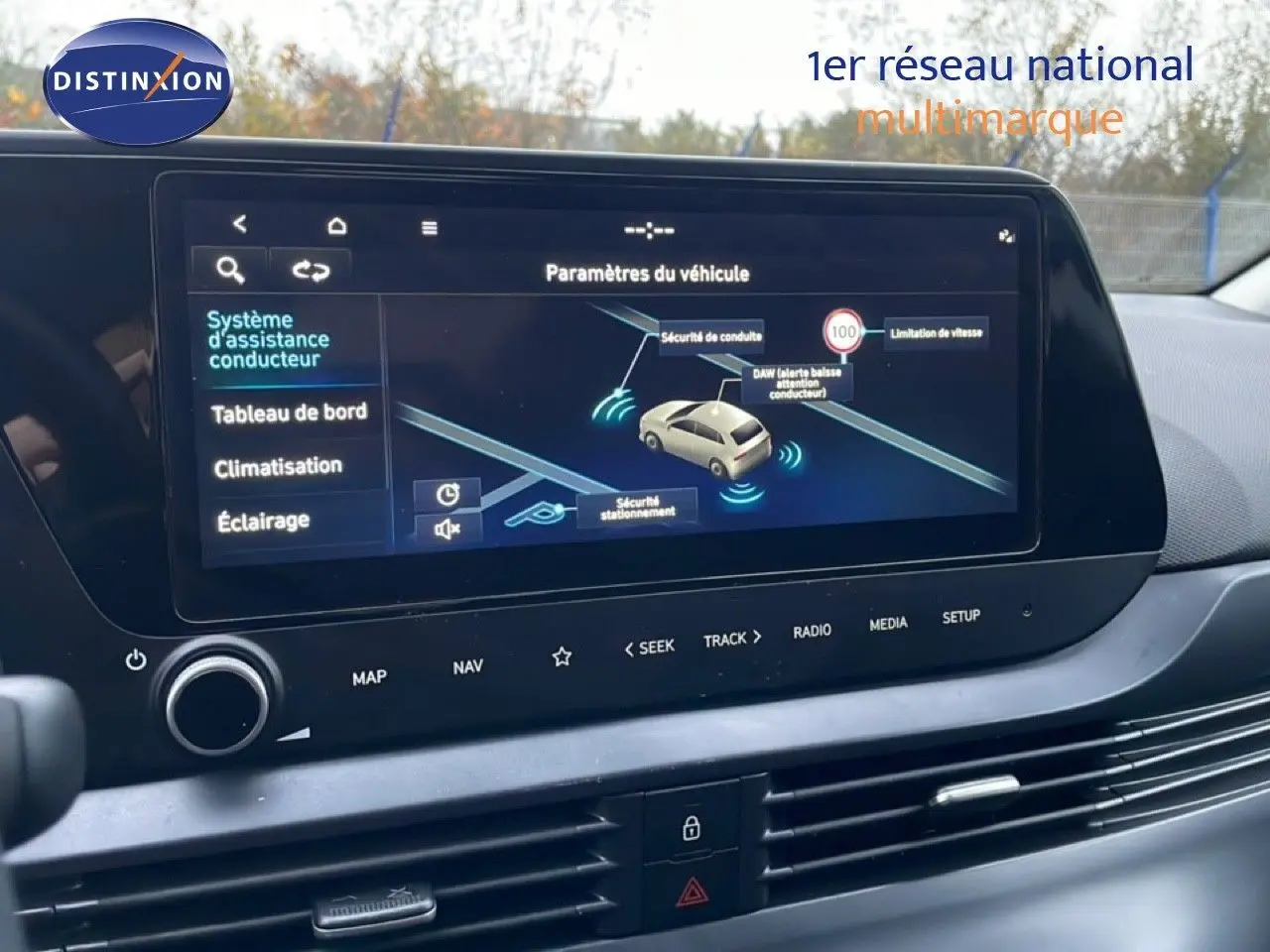 Vue intérieure du tableau de bord de la Hyundai i20 2025 avec écran tactile affichant les paramètres d’assistance conducteur.