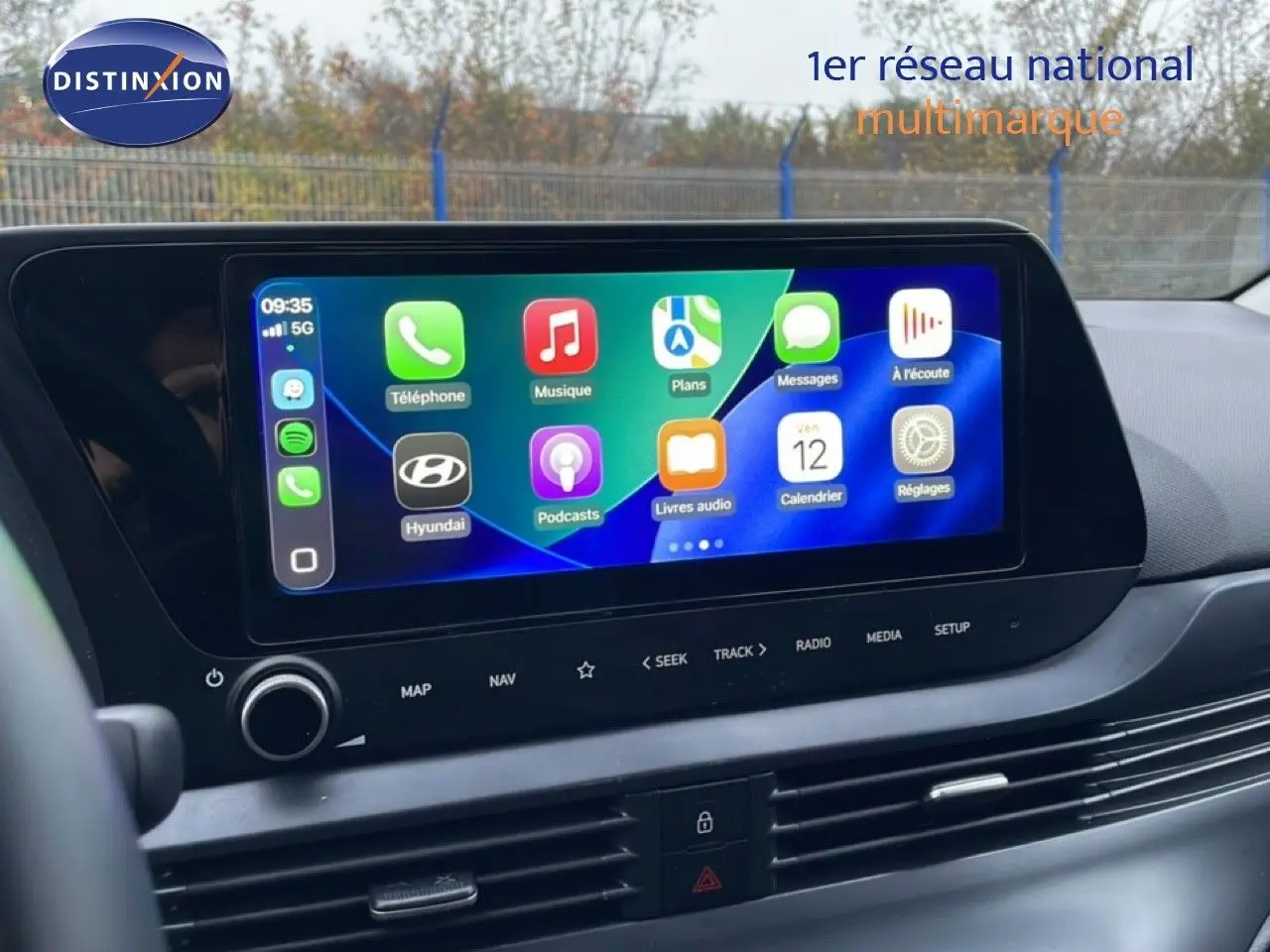 Écran tactile central de la Hyundai i20 2025 affichant les applications Apple CarPlay, vue intérieure avant.