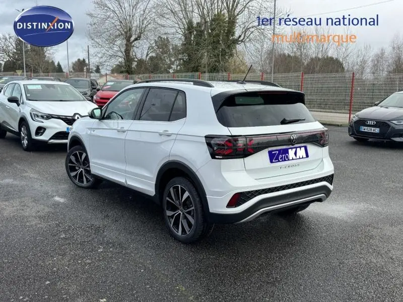 Volkswagen T-Cross 2025 blanc pur en 3/4 arrière droit, finition R-Line avec jantes alliage et feux arrière LED noirs.