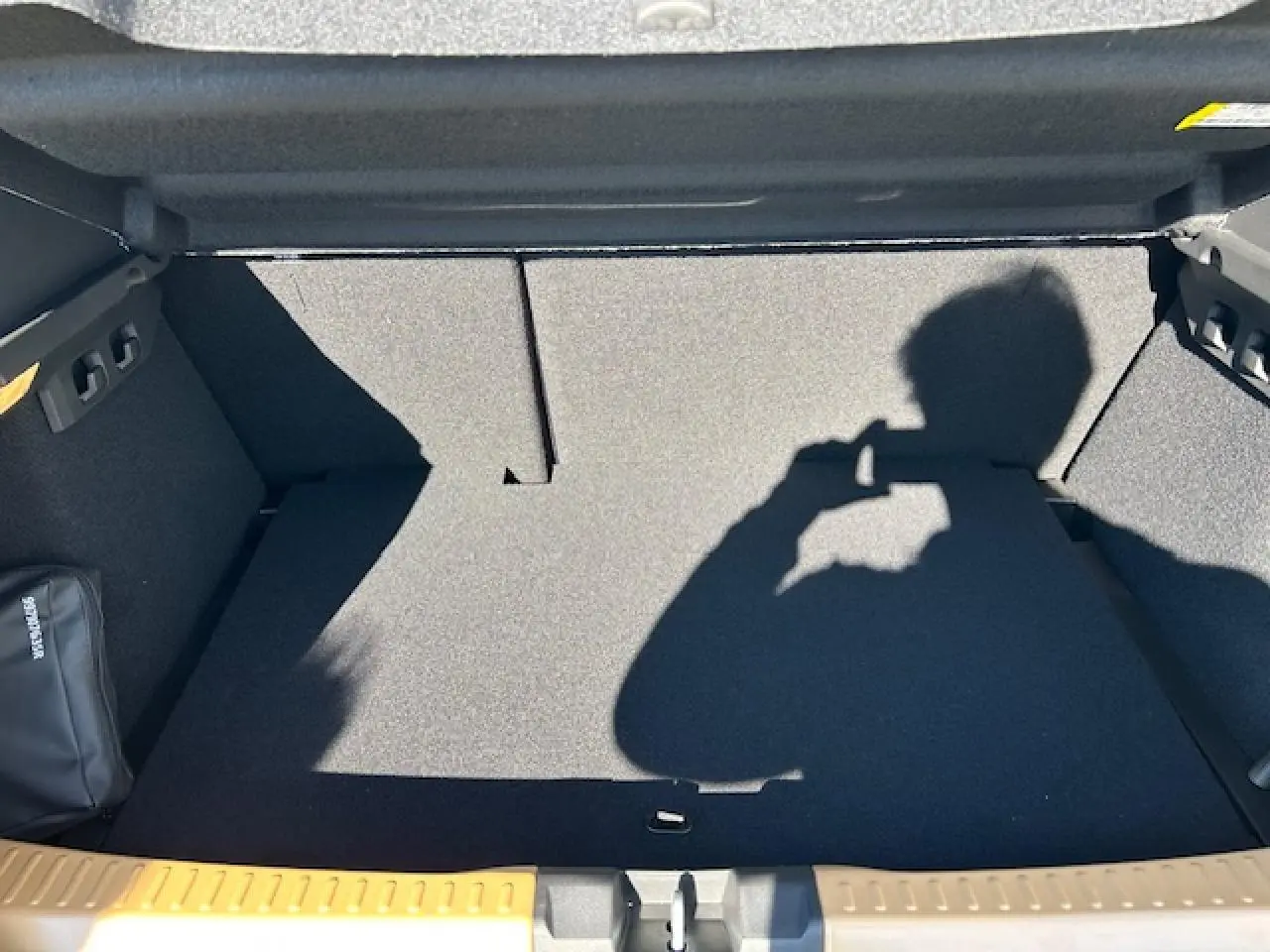 Vue intérieure du coffre spacieux et propre de la Dacia Sandero III Stepway beige Safari, sans chargement visible.