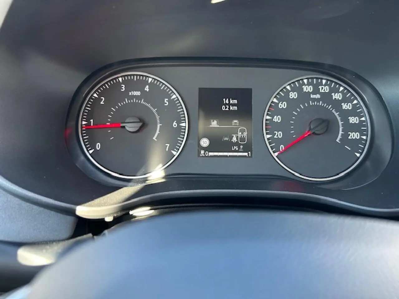 Tableau de bord de Dacia Sandero III Stepway, vue frontale sur compteurs analogiques et écran numérique central.