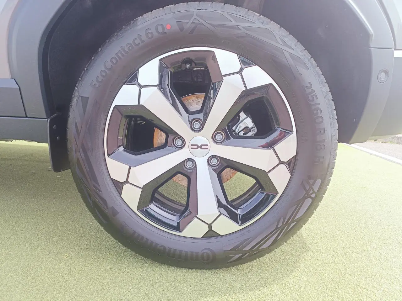 Gros plan sur la jante alliage diamantée 18 pouces du Dacia Duster gris schiste, avec pneu Continental EcoContact 6Q.