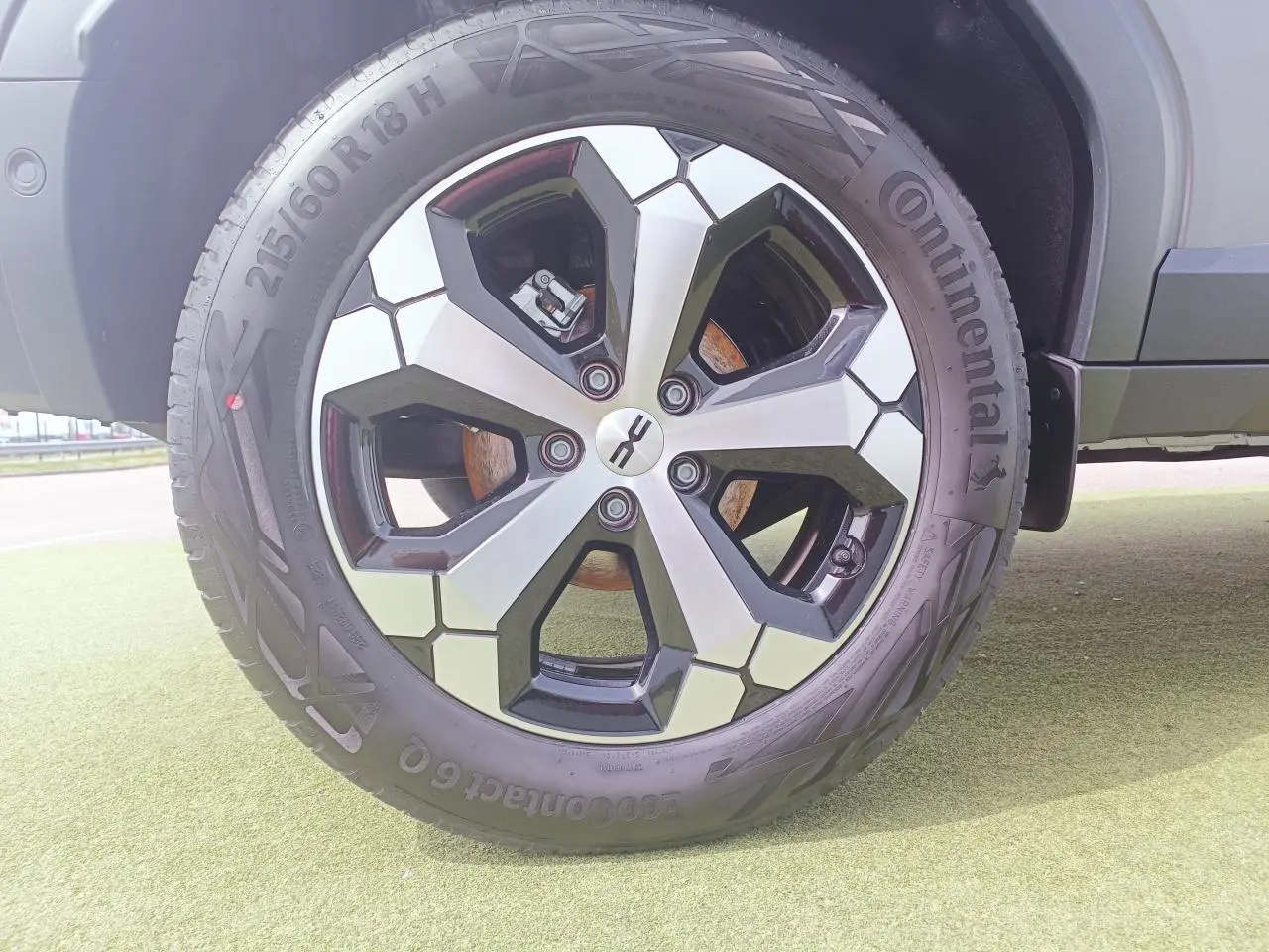 Gros plan sur la jante alliage 18 pouces diamantée Tagasan du Dacia Duster gris schiste, côté arrière droit.