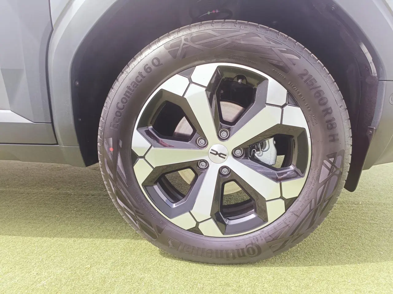 Gros plan sur la jante alliage diamantée 18 pouces du Dacia Duster gris schiste, avec pneu Continental EcoContact 6Q.