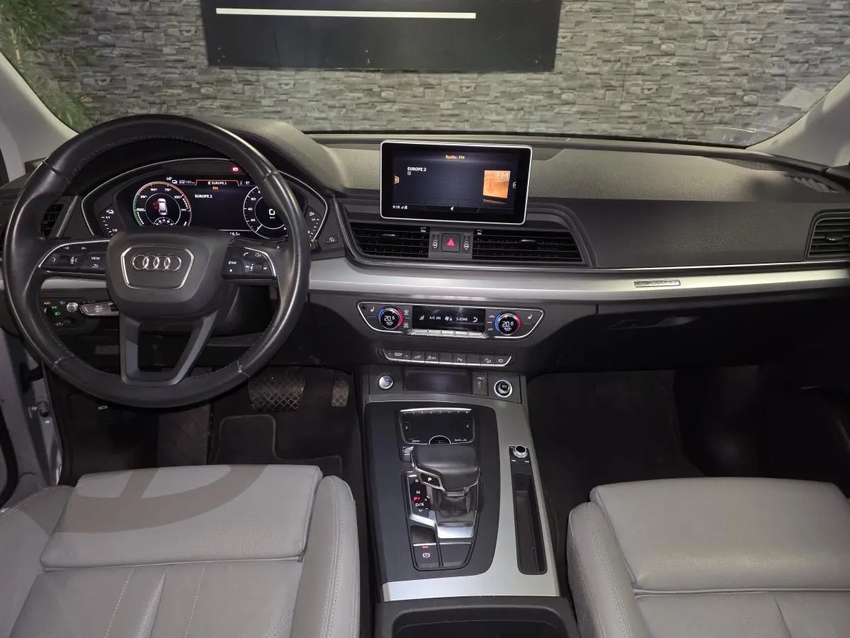Intérieur Audi Q5 S line 2019 vu de face, tableau de bord noir et sièges cuir gris Roche.