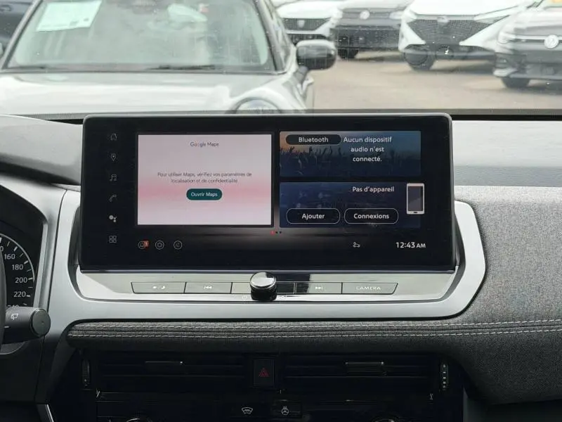 Écran tactile central du tableau de bord du Nissan Qashqai 2025, affichant Google Maps et options Bluetooth.